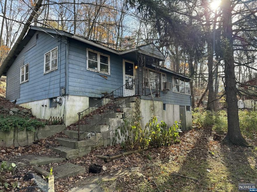 Use your imagination and bring this lake style home back to life. Enjoy all the area has to offer from water activities, hiking, restaurants and more. So much nature! Home has 2 beds and one bath along with .33 acres of property.