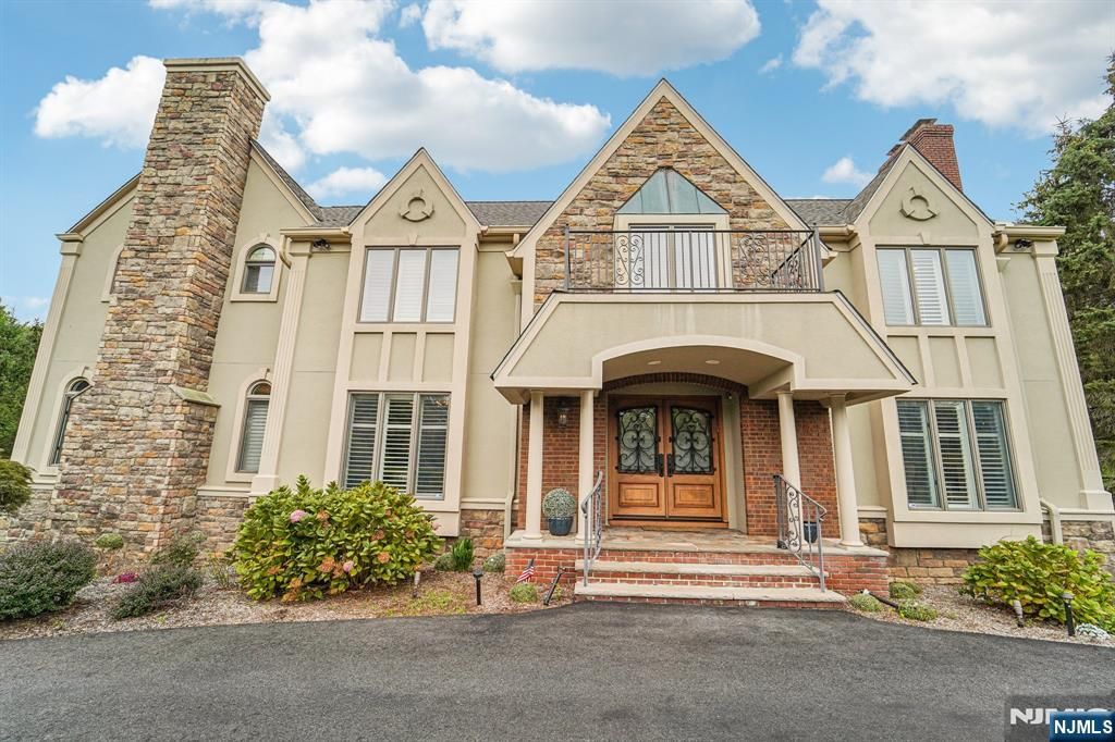 Photo of 840 Stonewall Court, Franklin Lakes, NJ 07417 (MLS # 25026372)