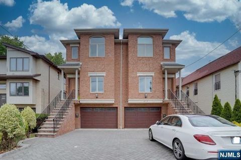 Photo of 415 Westview Pl, Fort Lee, NJ 07024 (MLS # 26019985)