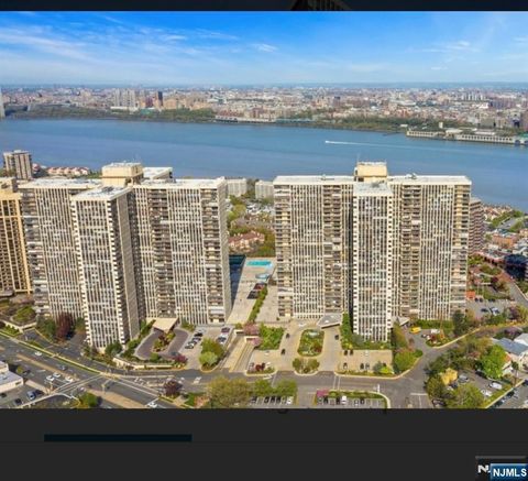 Photo of 200 Winston Dr #L09, Cliffside Park, NJ 07010 (MLS # 26014761)