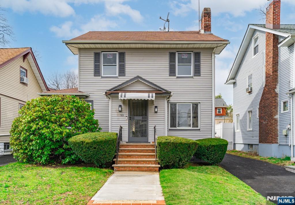 53 Eastern Parkway, Newark, New Jersey - 3 Bedrooms  
1 Bathrooms  
8 Rooms - 