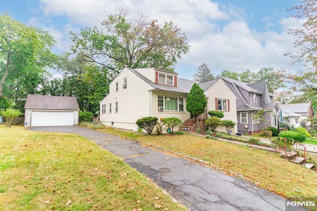 Photo of 15 Elberta Road, Maplewood, NJ 07040 (MLS # 25036877)