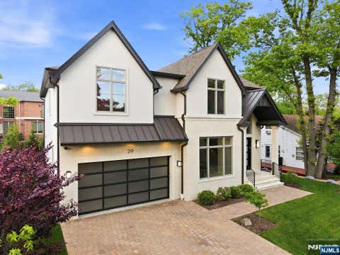 Photo of 29 Roslyn Avenue, Englewood Cliffs, NJ 07632 (MLS # 26027515)