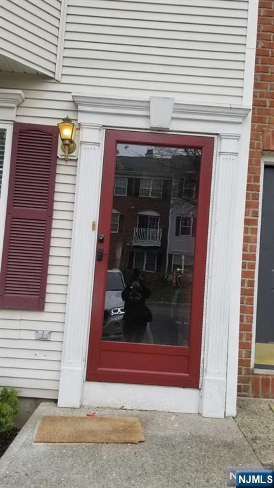 UPGRADED and very lighted 2 BEDROOM 2.5 BATH END UNIT LOCATED IN DESIRABLE FRANKLIN HEIGHTS! includes KITCHEN W/GRANITE COUNTERS AND Modern New Tile FLOORS with brand new gas oven range, Fully Upgraded Modern POWDER ROOM, LARGE LIVING/DINING ROOM WITH Beautiful hardwood FLOORS AND ACCESS TO TERRACE. SECOND FLOOR HAS MASTER BEDROOM WITH upgraded full bath and ceiling fans with lights and wall to wall closets, A very lighted SECOND BEDROOM with wall to wall closet, Second full bath. LAUNDRY ROOM with new floors. Full FINISHED BASEMENT IS IDEAL FOR AN OFFICE OR PLAYROOM.COMPLEX FEATURES A CLUBHOUSE,TENNIS,POOL & PLAYGROUND. MINUTES TO TOP RATED SCHOOLS,SHOPPING AND NY TRANSPORTATION. Must come and see. Very aggressively priced to rent compare to others available in Mahwah.Very desirable Complex for family with kids and pets.