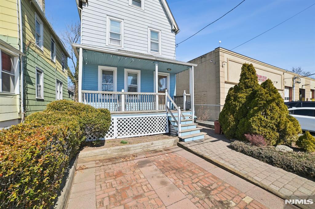 29 Race Street, Bloomfield, New Jersey - 4 Bedrooms  
2 Bathrooms  
7 Rooms - 