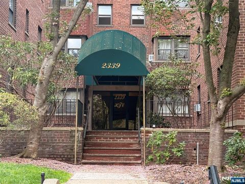 Photo of 2339 Hudson Ter #E9, Fort Lee, NJ 07024 (MLS # 26015480)