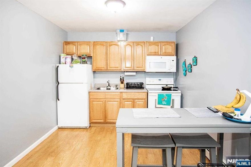 This is a one bedroom suite with a kitchenette, living and dining area and one full bathroom with water, gas and heat included. This is a non-smoking unit. There is no laundry or on-site parking available and no pets allowed. Close to shopping, commuter buses, major highways, parks and schools.
