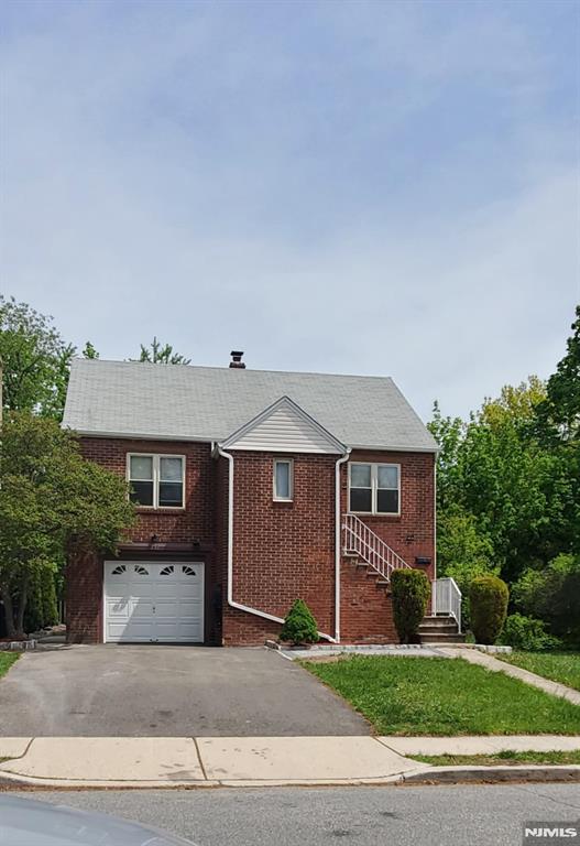 Rental Property at 297 Tom Hunter Rd, Fort Lee, New Jersey - Bedrooms: 4 
Bathrooms: 2 
Rooms: 7  - $3,800 MO.