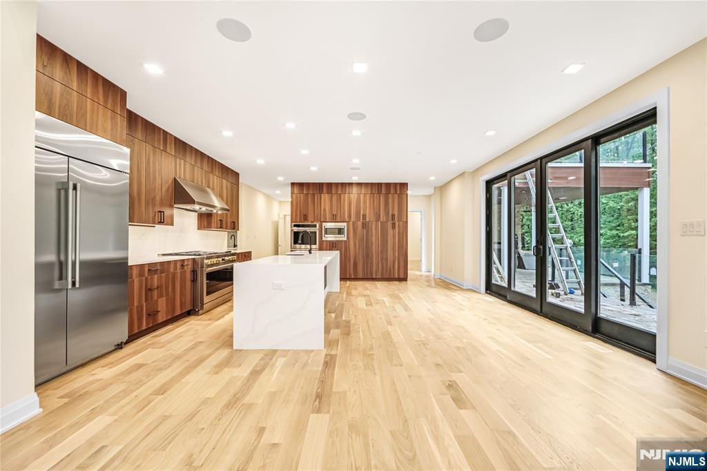 Saddle River, New Jersey 07458, United States, 5 Bedrooms Bedrooms, ,5 BathroomsBathrooms,Residential,Active,214301