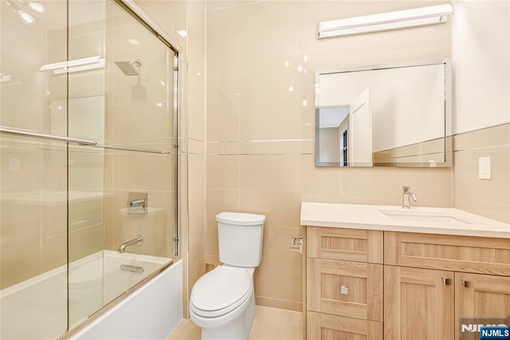 Saddle River, New Jersey 07458, United States, 5 Bedrooms Bedrooms, ,5 BathroomsBathrooms,Residential,Active,214301