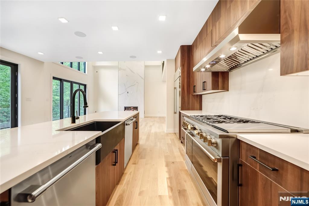 Saddle River, New Jersey 07458, United States, 5 Bedrooms Bedrooms, ,5 BathroomsBathrooms,Residential,Active,214301