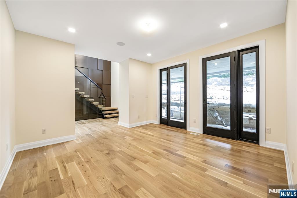 Saddle River, New Jersey 07458, United States, 5 Bedrooms Bedrooms, ,5 BathroomsBathrooms,Residential,Active,214301