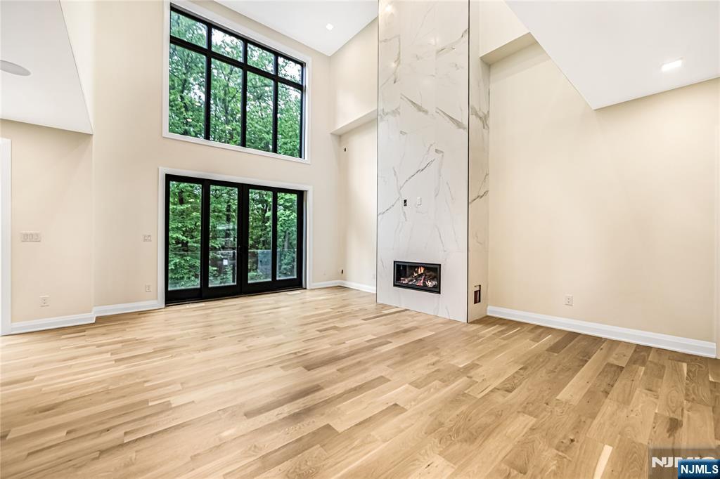 Saddle River, New Jersey 07458, United States, 5 Bedrooms Bedrooms, ,5 BathroomsBathrooms,Residential,Active,214301