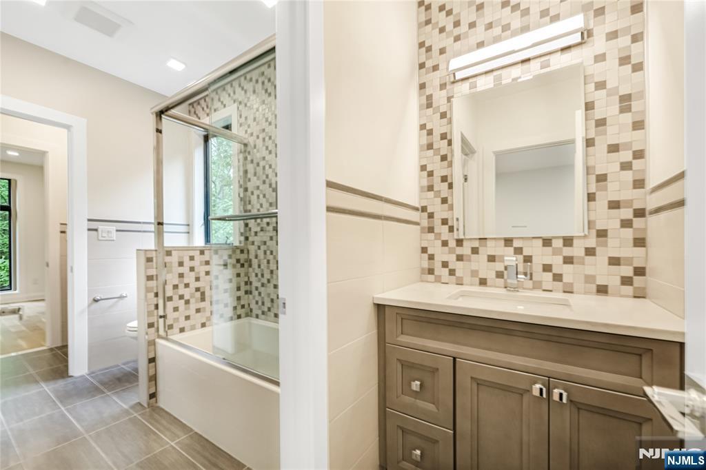 Saddle River, New Jersey 07458, United States, 5 Bedrooms Bedrooms, ,5 BathroomsBathrooms,Residential,Active,214301