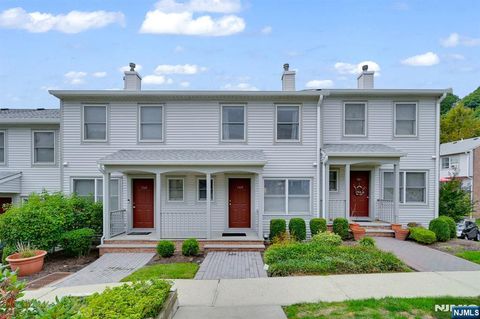 Photo of 148 Panorama Drive, Edgewater, NJ 07020 (MLS # 25033915)