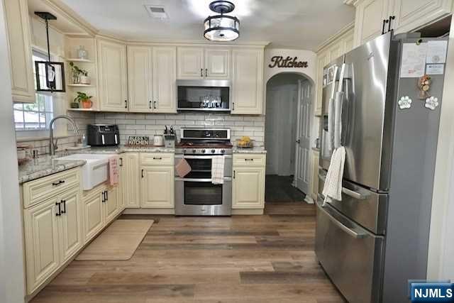 Main image without alt text