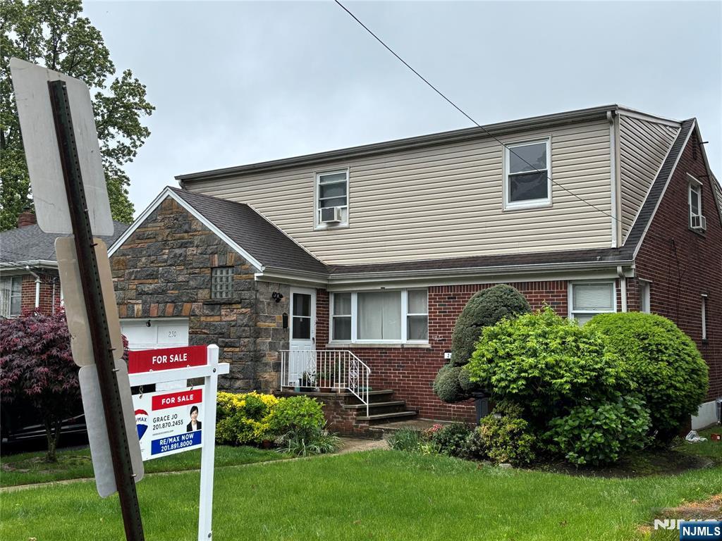 Property for Sale at 250 Forest Road, Fort Lee, New Jersey - Bedrooms: 5 
Bathrooms: 3 
Rooms: 10  - $899,000