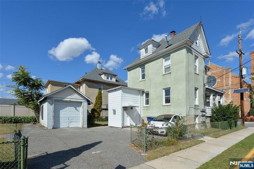 Newly renovated 2 bedroom and 2 full bathroom unit. There are 2 bedrooms adjacent to the kitchen and full bath and then another full bathroom next to the large and spacious living room. Hook ups for washer / dryer and an extra sink off the living room. Tenant will have exclusive use of the garage and backyard with the 2nd floor tenant utilizing one driveway area space. Convenient, spacious and new.