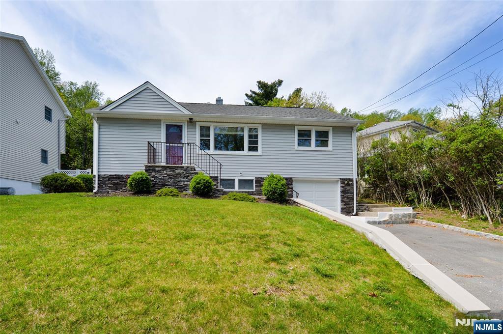 Property for Sale at 79 Thomas Street, Clifton, New Jersey - Bedrooms: 3 
Bathrooms: 3 
Rooms: 6  - $649,000