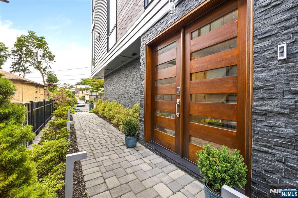 12 Hooks Lane