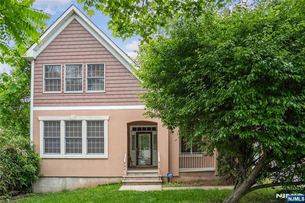40 Upsala Court, East Orange, New Jersey - 5 Bedrooms  
3 Bathrooms  
11 Rooms - 