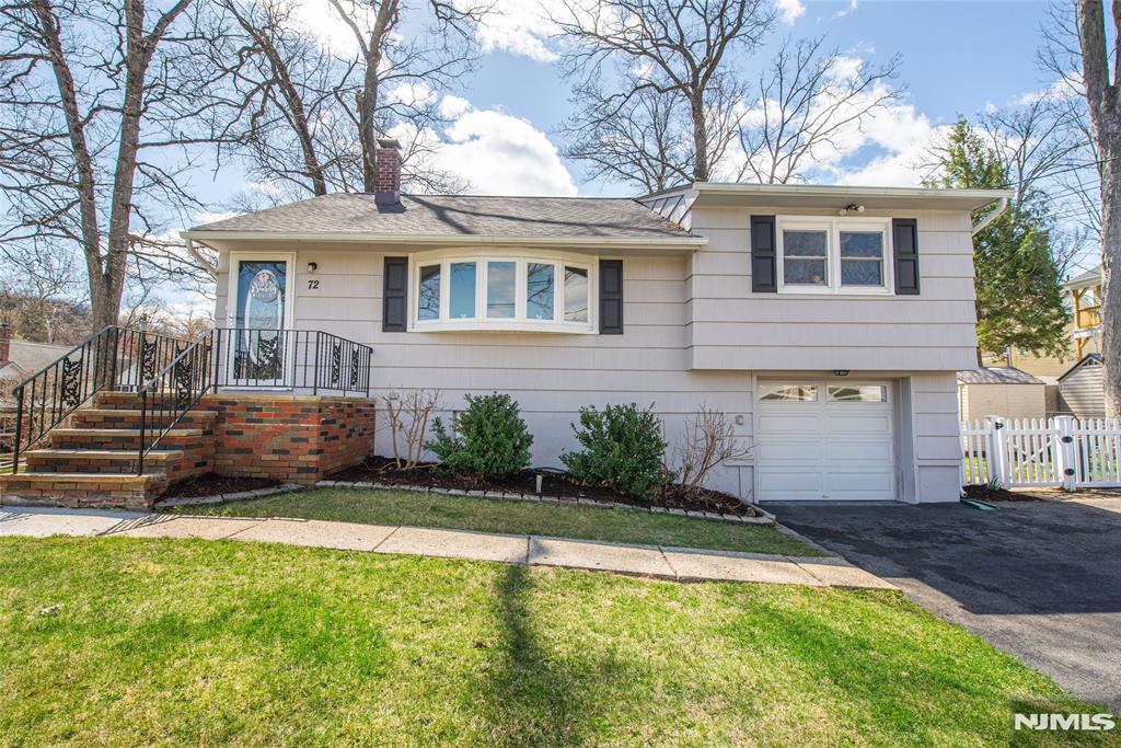 Property for Sale at 72 Baywood Ave, Wayne, New Jersey - Bedrooms: 3 
Bathrooms: 2 
Rooms: 6  - $589,000