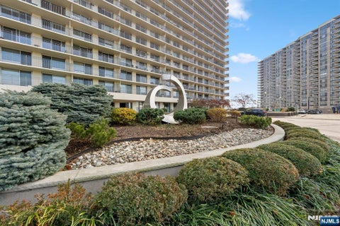 Photo of 1530 Palisades Avenue #9G, Fort Lee, NJ 07024 (MLS # 26033190)