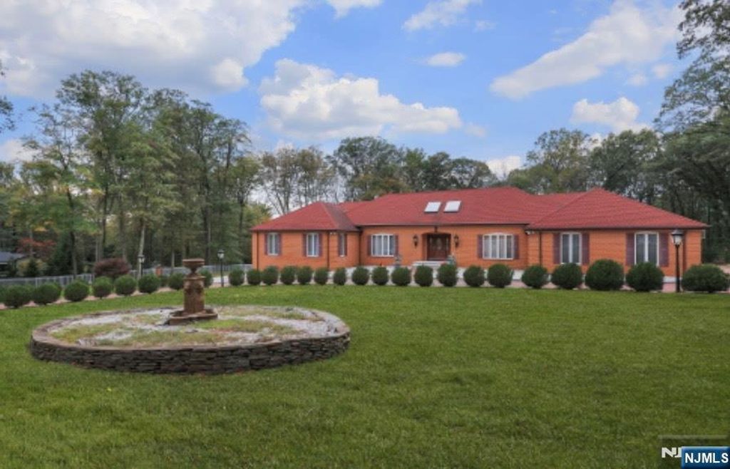 Photo of 91 Chestnut Ridge Road, Saddle River, NJ 07458 (MLS # 25042542)