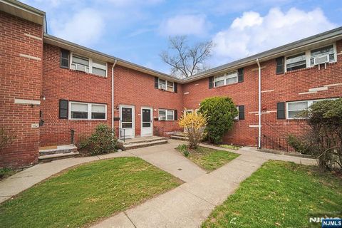 Photo of 295 Tenafly Road #I, Tenafly, NJ 07670 (MLS # 26012615)