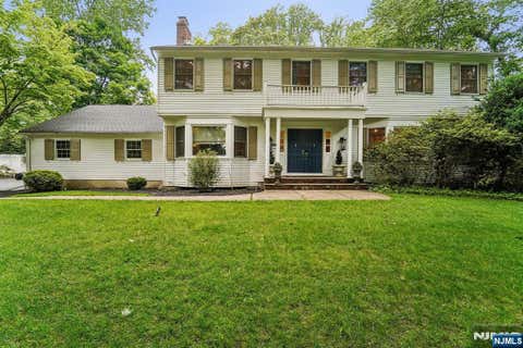 Photo of 105 Deerhorn Ct, Upper Saddle River, NJ 07458 (MLS # 26019476)