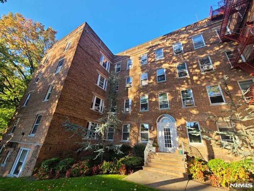 Well maintained and spacious 1 bedroom condo with open layout and hardwood flooring throughout. Corner unit with many windows and much natural light. Eastern Exposure and NYC Bus right in front of the complex. Walking distance to Schools, shops and restaurants. Heat and Hot water is included in the rent.