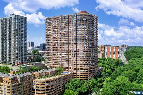 Photo of 100 Old Palisade Road #914, Fort Lee, NJ 07024 (MLS # 26001786)