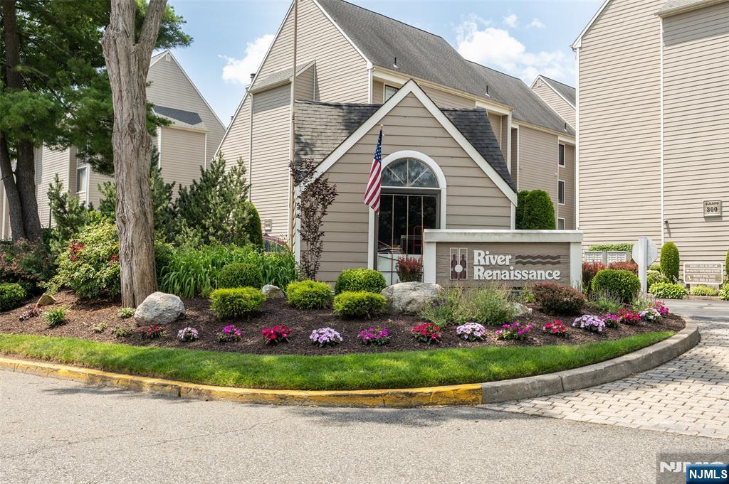 810 River Renaissance B10