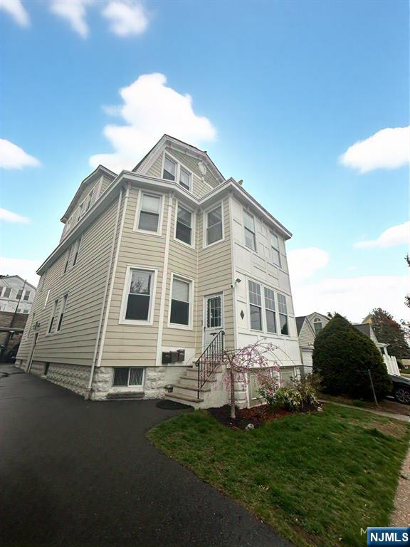 Rental Property at 43 Union Pl 2, North Arlington, New Jersey - Bedrooms: 3 
Bathrooms: 1 
Rooms: 6  - $2,200 MO.