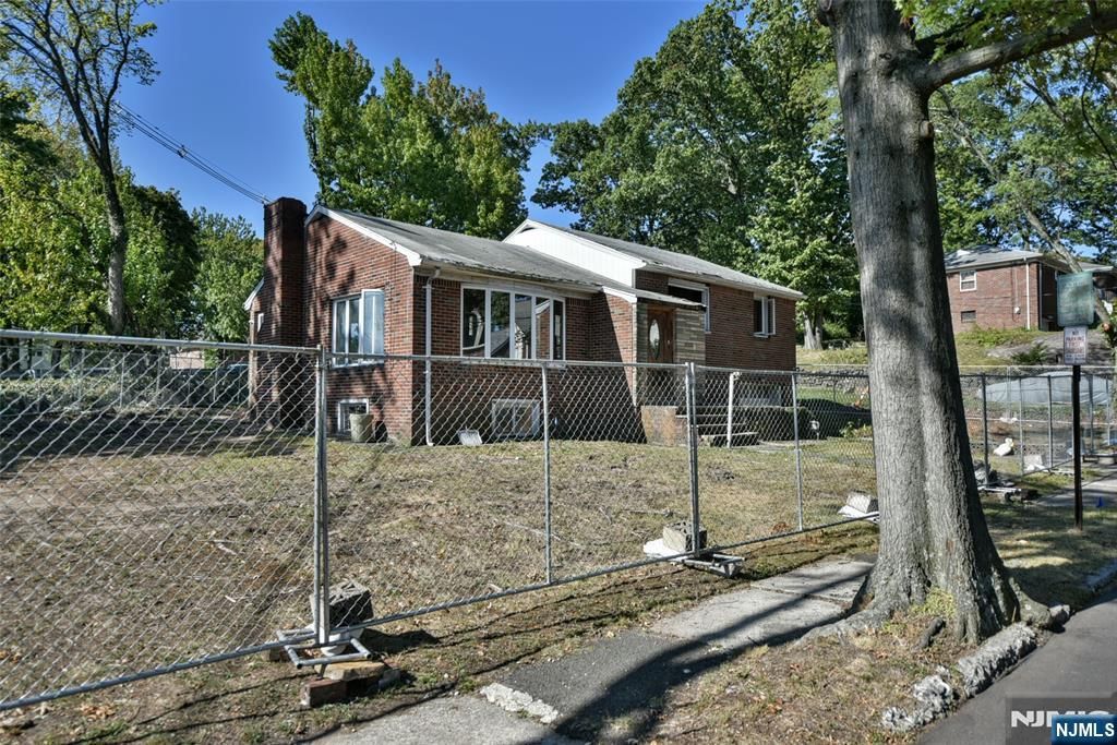 Photo of 10 Plateau Avenue, Fort Lee, NJ 07024 (MLS # 25034741)