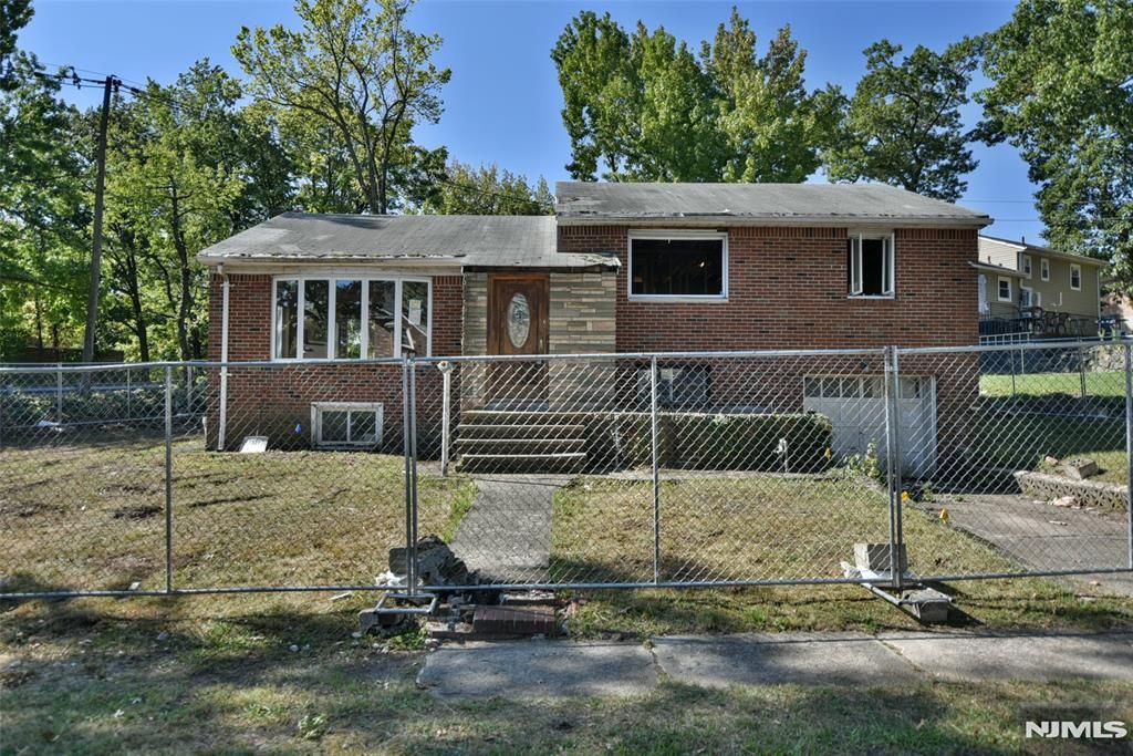 Photo of 10 Plateau Avenue, Fort Lee, NJ 07024 (MLS # 25034741)