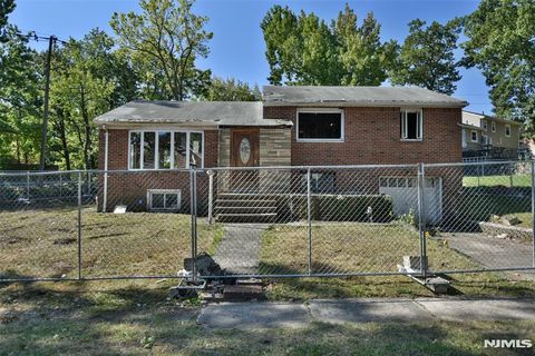 Photo of 10 Plateau Avenue, Fort Lee, NJ 07024 (MLS # 25034741)