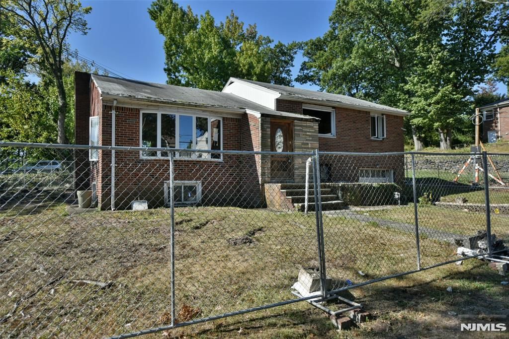 Photo of 10 Plateau Avenue, Fort Lee, NJ 07024 (MLS # 25034741)