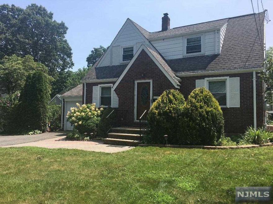 Tenant occupied, please do not go directly, text Martha at (551-486 6173)for appointments Tuesday to Friday 9 am to 3 pm. Owner is has a Real Estate License ,