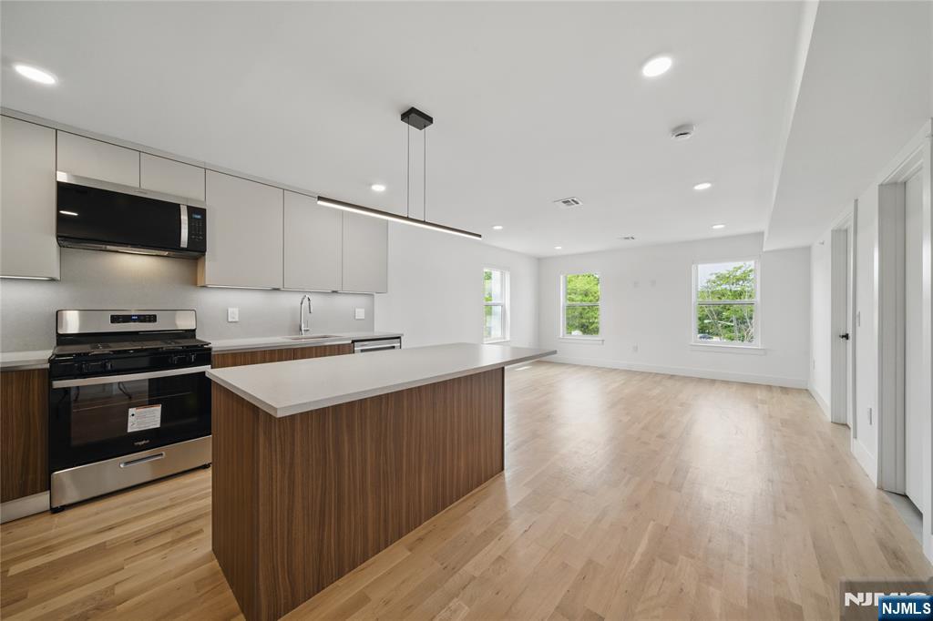 11 Railroad Ave 5, Tenafly, New Jersey - 2 Bedrooms  
2 Bathrooms  
4 Rooms - 