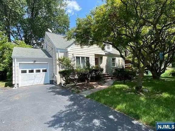60 Greenway Rd, Glen Rock, New Jersey - 3 Bedrooms  
3 Bathrooms  
8 Rooms - 