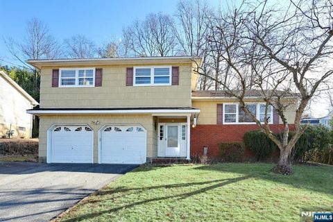 Photo of 18 Schirra Drive, Wanaque, NJ 07465 (MLS # 25044037)