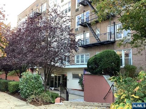 Photo of 2160 Center Ave #2U, Fort Lee, NJ 07024 (MLS # 25038596) Photo of 2160 Center Ave #2U, Fort Lee, NJ 07024 (MLS # 25038596)