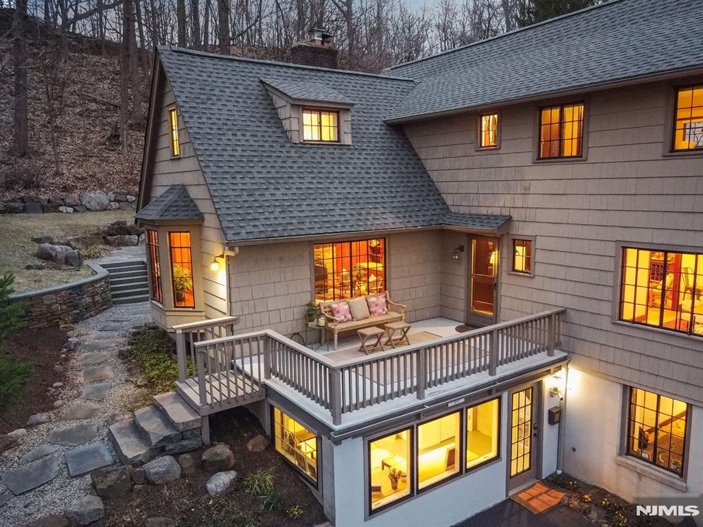 16 Mountainside Park Terrace, Montclair, New Jersey - 4 Bedrooms  
4 Bathrooms  
9 Rooms - 