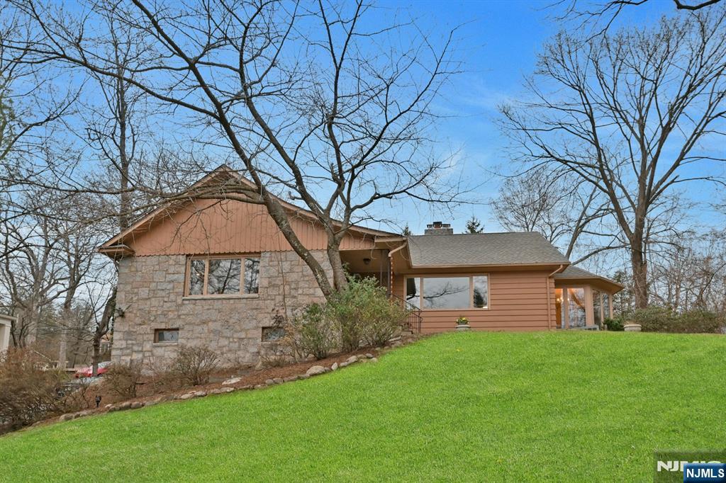 23 Armour Road, Mahwah, New Jersey - 3 Bedrooms  
2 Bathrooms  
6 Rooms - 