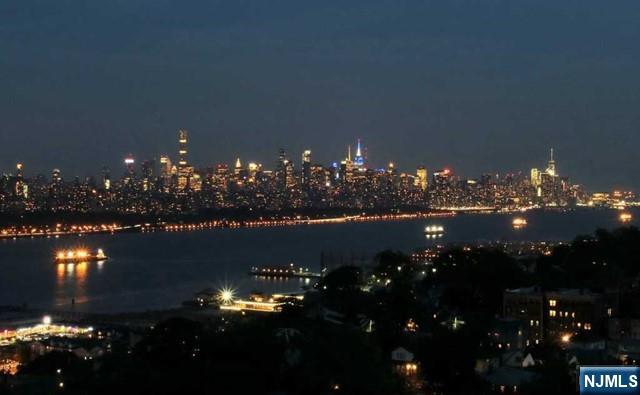 200 Winston Dr 1718, Cliffside Park, New Jersey - 2 Bedrooms  
2 Bathrooms  
4 Rooms - 