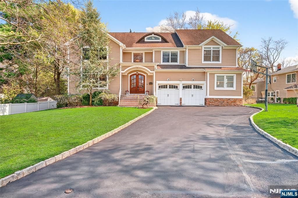 Photo of 125 E Gramercy Place, Glen Rock, NJ 07452 (MLS # 26016295)