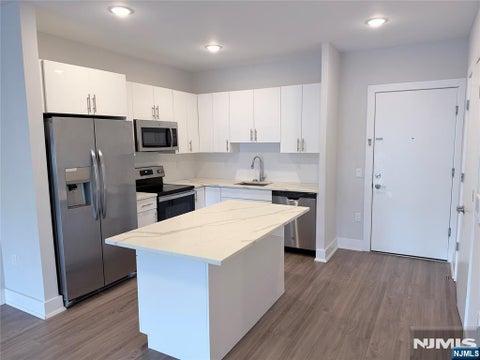 Photo of 1685 Bergen Blvd #602, Fort Lee, NJ 07024 (MLS # 26037449)