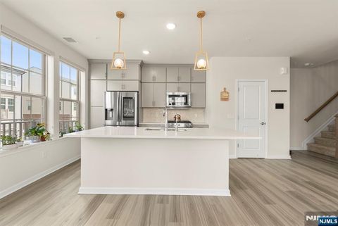 4 Arnold Drive 5302 Wood Ridge NJ 07075