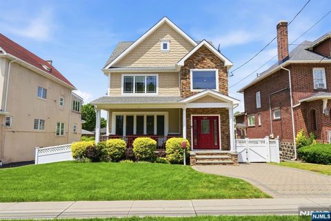 Photo of 1077 Anderson AVE, Fort Lee, NJ 07024 (MLS # 26021632)